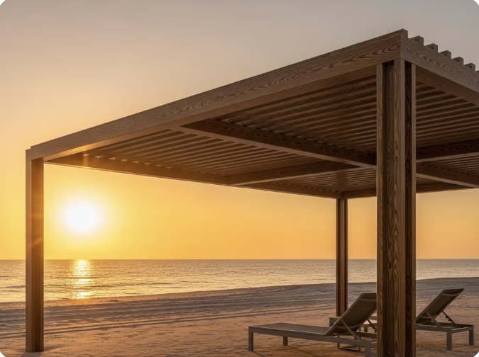 Pérgola de fibra de vidrio con apariencia de madera en la playa al atardecer frente al Mar de Cortés
